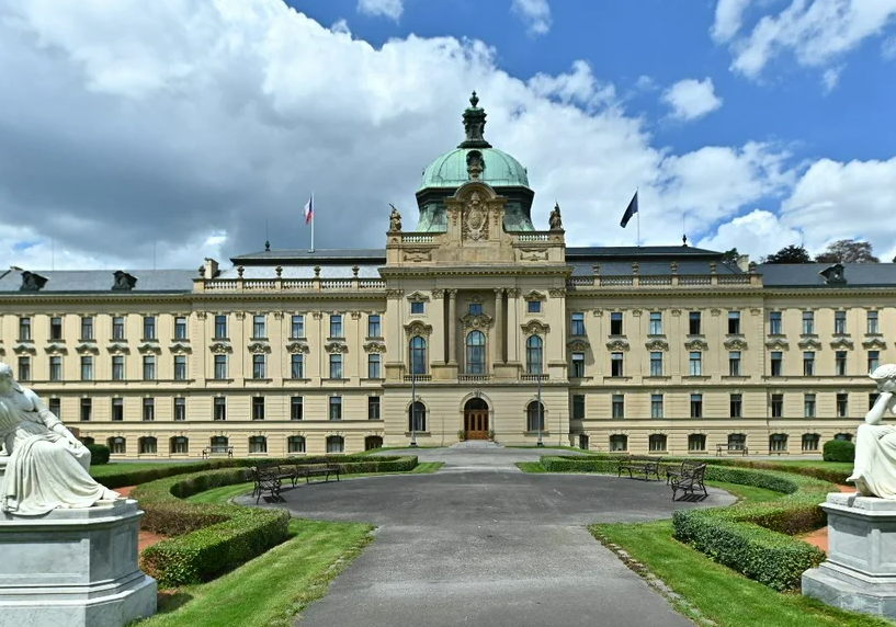 Ukrajinska zastava uklonjena sa zgrade parlamenta Češke, izraelska ostala