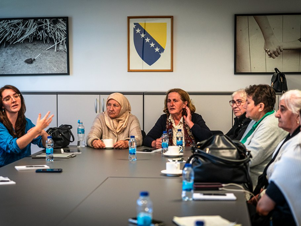 Ukrajinske aktivistice u Potočarima s Majkama Srebrenice