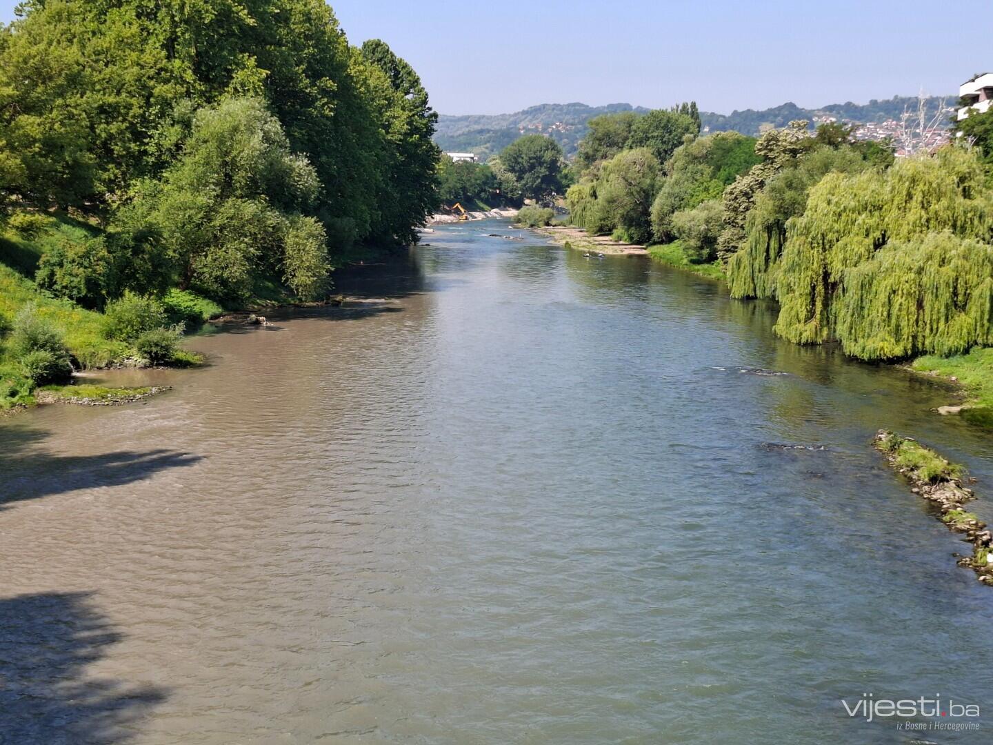 Umjesto smaragdne rijeke, Banjalučane dočekali bageri i mulj