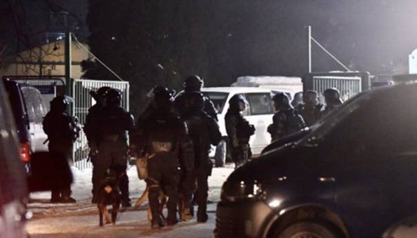 Uništeno 26 automobila tokom sukoba u migrantskom kampu u Blažuju