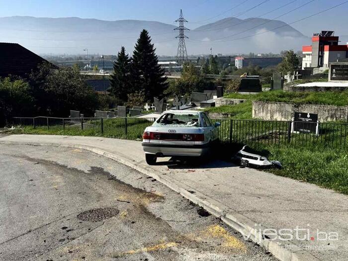 Uništeno vozilo na trotoaru u sarajevskom naselju, čeka se reakcija nadležnih