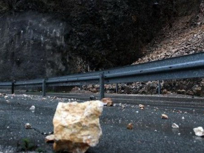 Upozorenje vozačima na učestale odrone, na putu Jablanica-Blidinje obustavljen saobraćaj