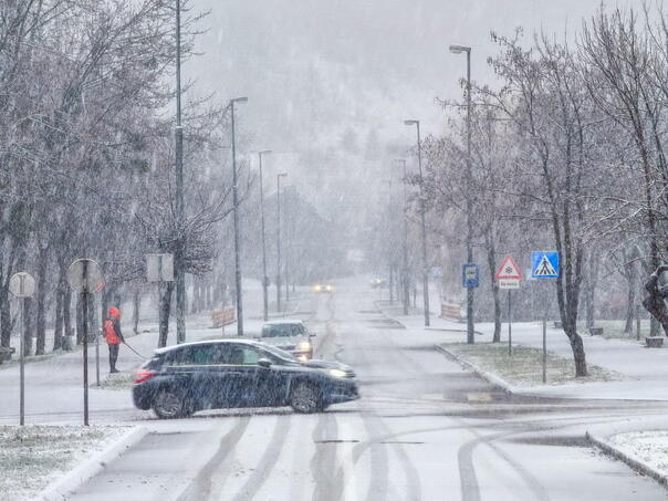 Upozorenje vozačima: Zbog snijega na trotoarima, pješaci hodaju kolovozom