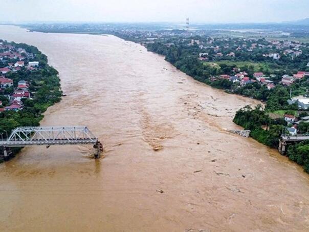 Urušio se dio mosta u Vijetnamu, vozila završila u rijeci