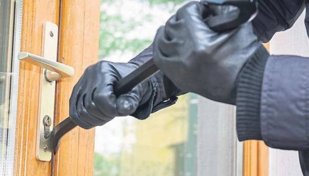 Ušao kroz prozor i ukrao zlato i novac