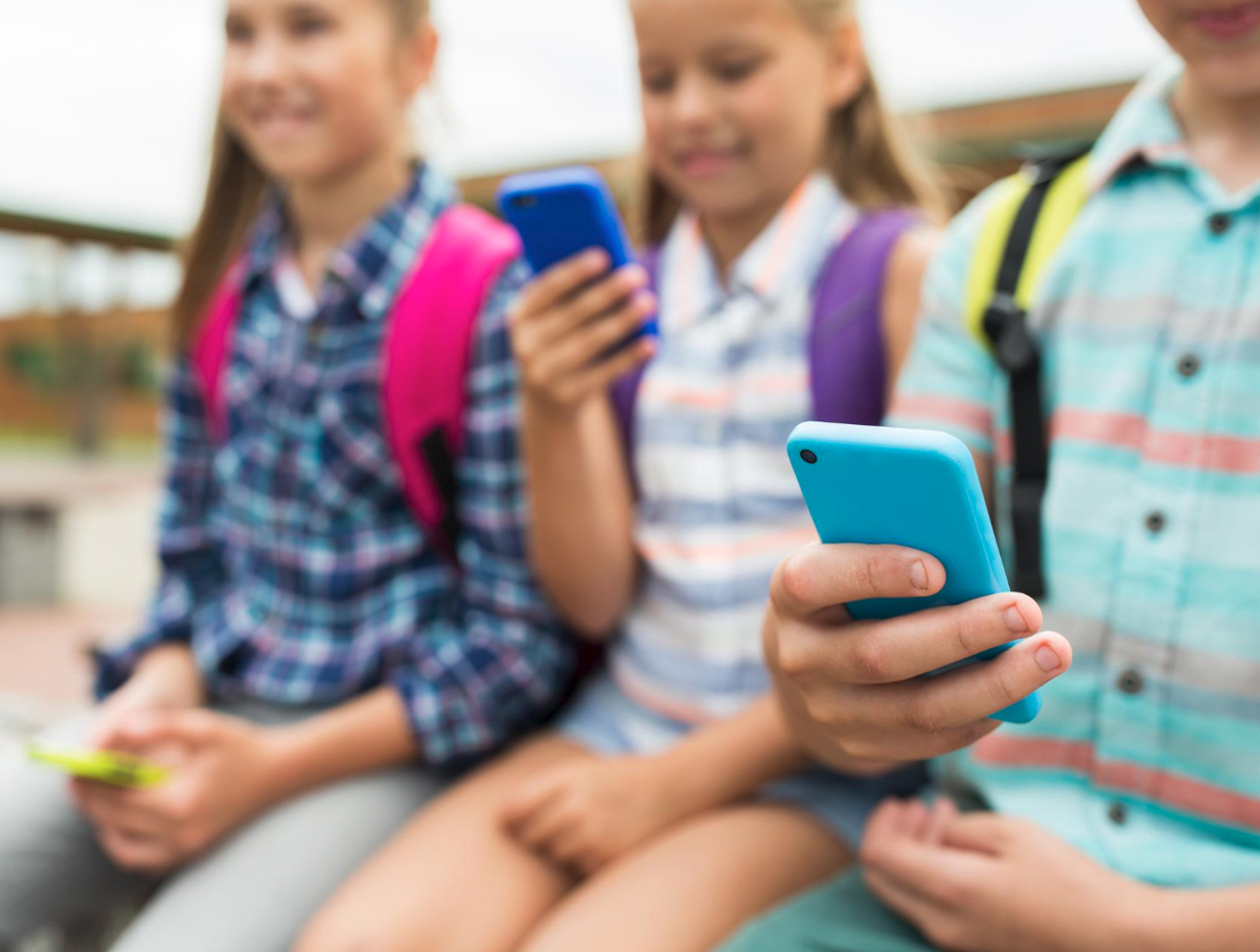 Uskoro zabrana mobitela u osnovnim školama i tokom odmora
