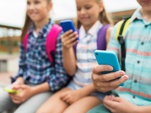 Uskoro zabrana mobitela u osnovnim školama i tokom odmora