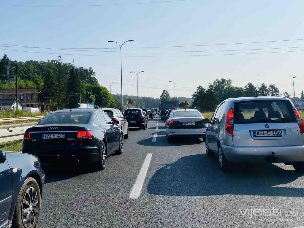 Uslovi za vožnju povoljni, na graničnim prelazima zadržavanja od 10 do 30 minuta