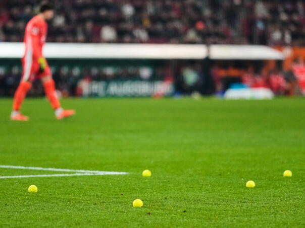 Utakmica Bundeslige prekinuta nakon samo devet sekundi zbog teniskih loptica