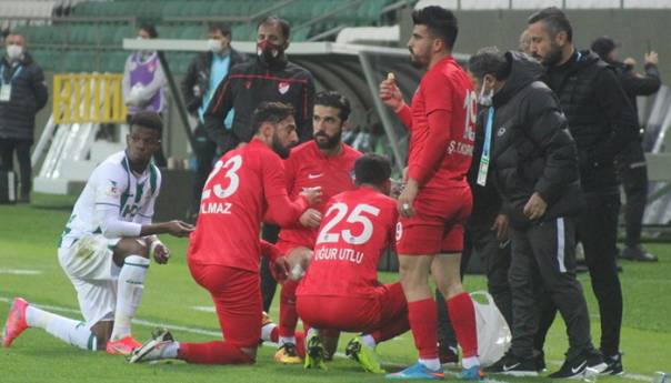 Utakmica zaustavljena kako bi fudbaleri mogli iftariti