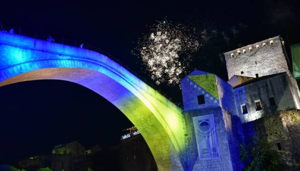Uz vatromet i taktove “Emine“ obilježena godišnjica ponovne izgradnje Starog mosta
