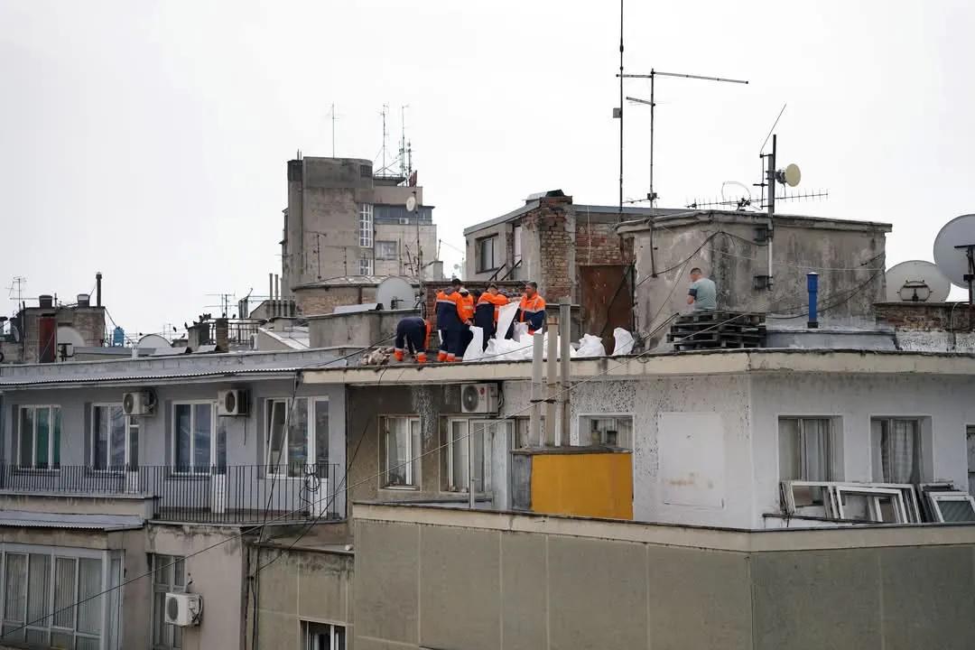 Užas u Beogradu: Kamene kocke na krovu zgrade, bacali bi ih na demonstrante?