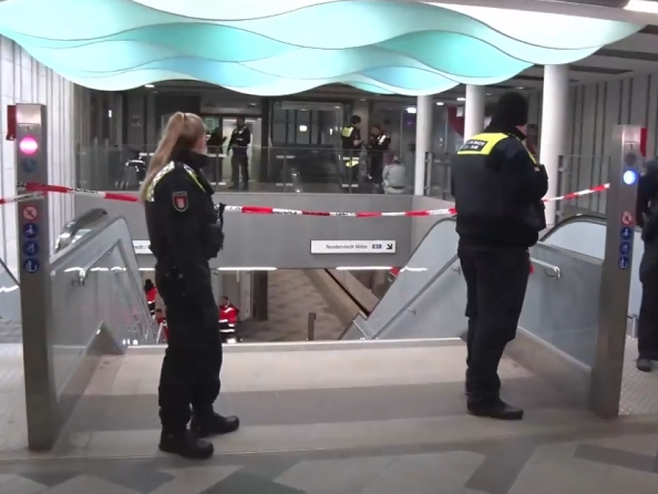 Horor u Hamburgu: Muškarac povukao djevojku pred nadolazećim vozom, oboje poginuli