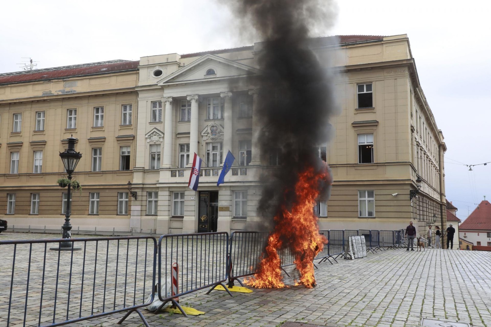 Užas u Hrvatskoj: Nepoznati muškarac se zapalio ispred zgrade Vlade