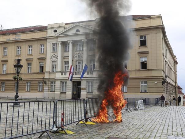 Užas u Hrvatskoj: Nepoznati muškarac se zapalio ispred zgrade Vlade