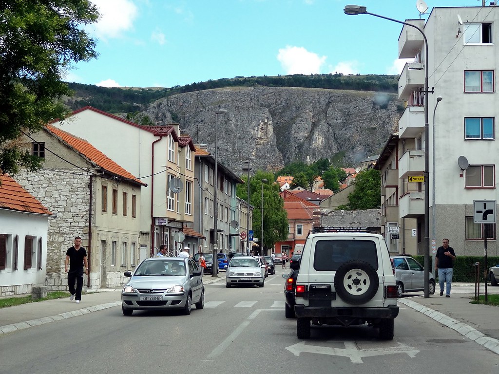 Užas u Livnu: Muškarac udarao majku, završila s teškim povredama