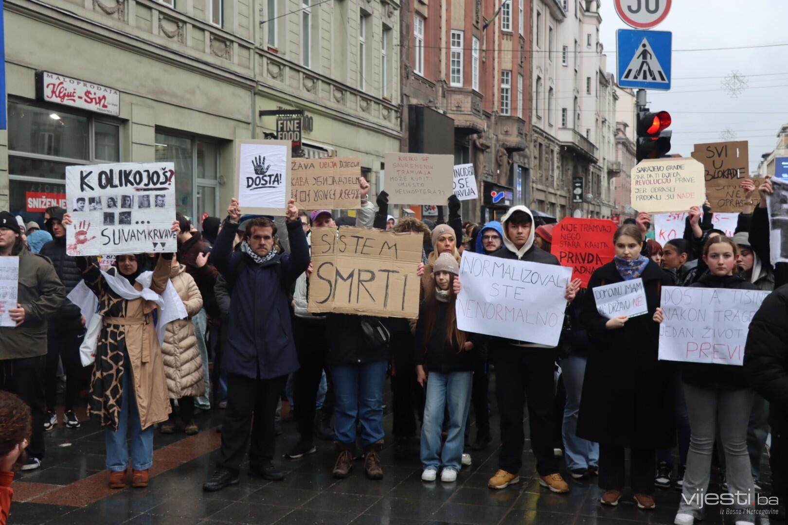 Pratili ste uživo: Završen današnji protest ispred Vječne vatre