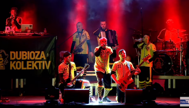 VIDEO: Hiljade ljudi uživa u sjajnoj atmosferi Sarajeva uz Dubiozu Kolektiv