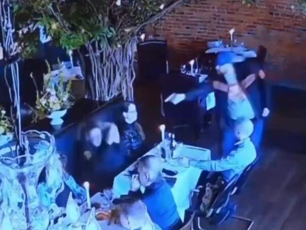 Uznemirujući snimak: Pokušao pucati u bivšu ženu u restoranu