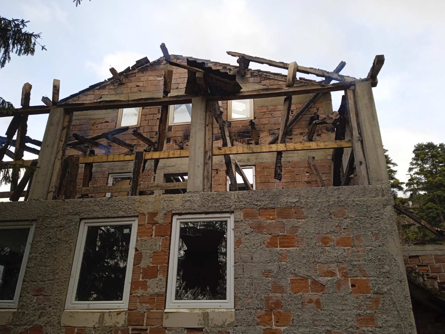 Vandali podmetnuli požar, izgorio kultni planinarski dom