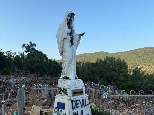 Vandalizam u Međugorju: Oštećen kip Gospe, zapaljen oltar...