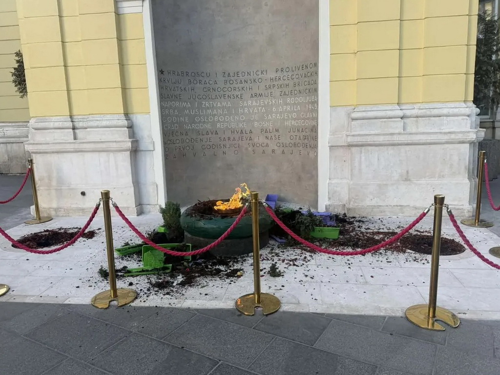 Vandalizam u srcu Sarajeva: Uništen prostor oko "Vječne vatre"