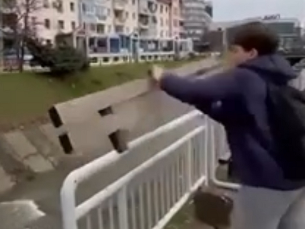 Vandalizam u Tuzli: Maloljetnik bacio dio klupe u rijeku, policija brzo reagovala