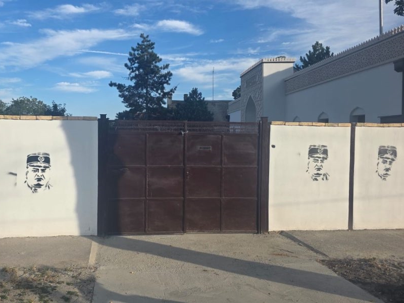 Vandalski čin u Somboru: Na zidu mesdžida mural zločinca Ratka Mladića