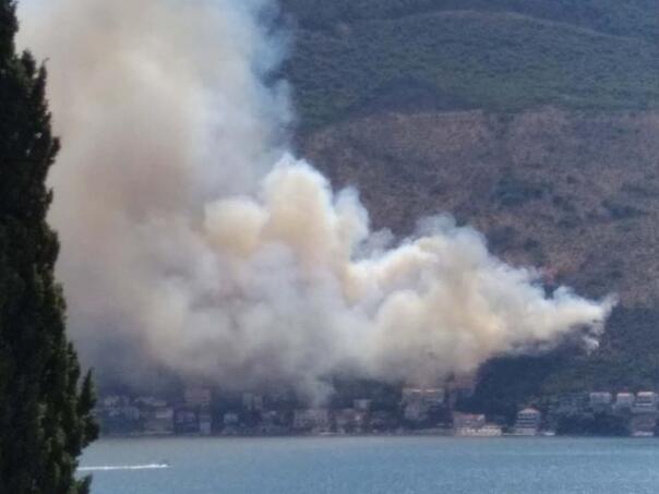 Vatra se približila kućama i crkvi u Herceg Novom