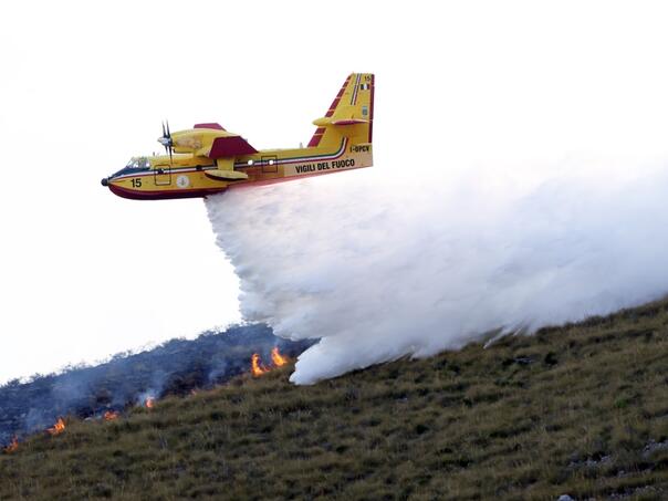 Vatrena stihija zahvatila Siciliju: Helikopteri i Canadairi gase požare kod Palerma