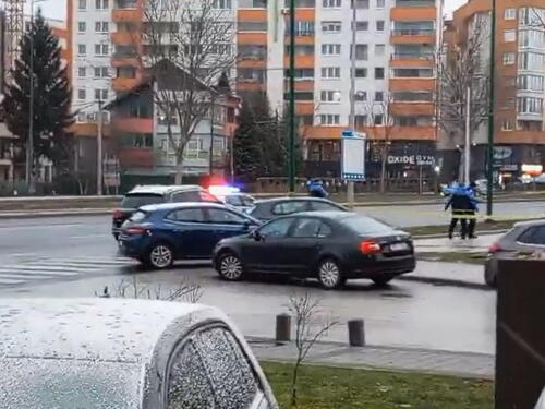 Vatreni obračun sa policijom u Sarajevu: Zapalio auto, pa ranjen