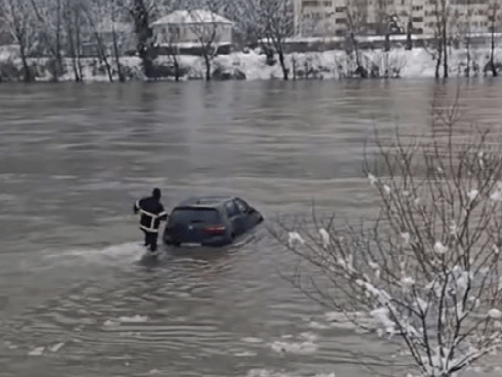 Vatrogasac u Zvorniku sjeo za volan i  izvukao Golfa iz nabujale rijeke