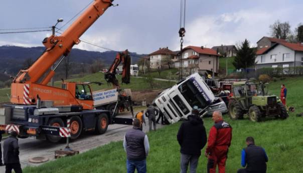 Vatrogasci nadljudskim naporima isjekli smrskani auto i izvukli ženu