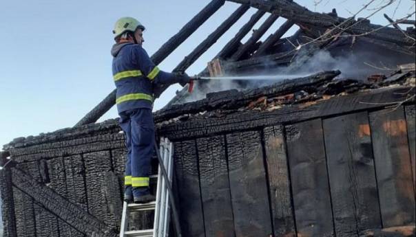 Vatrogasci ugasili požar na napuštenoj kući u Šujici