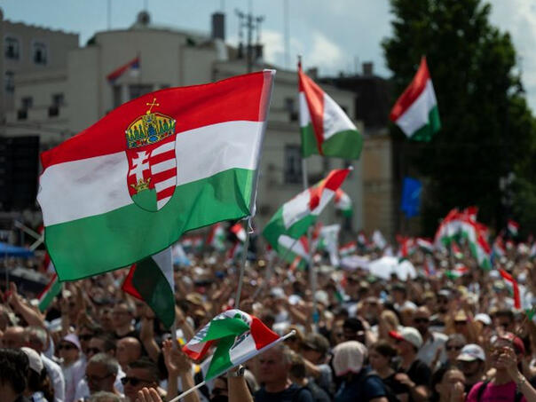 Većina Mađara podržava EU članstvo i traži novi pristup Briselu