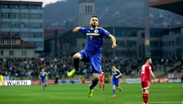 Vedad Ibišević djeci iz Vlasenice poslao po 100 KM bajramluka