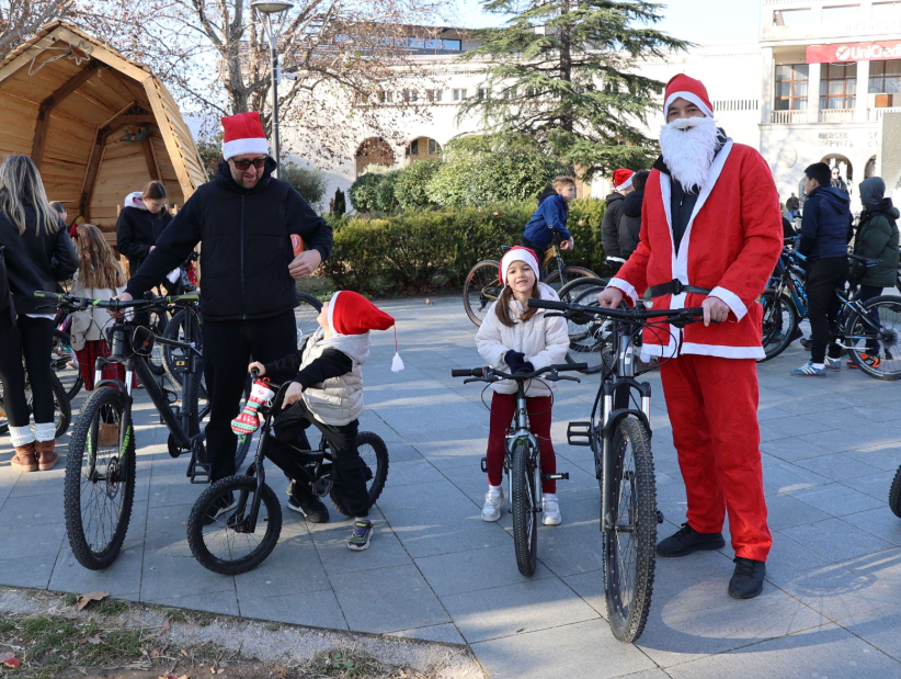 Velik broj Djedova Božićnjaka prošao Mostarom i poklonima razveselio najmlađe