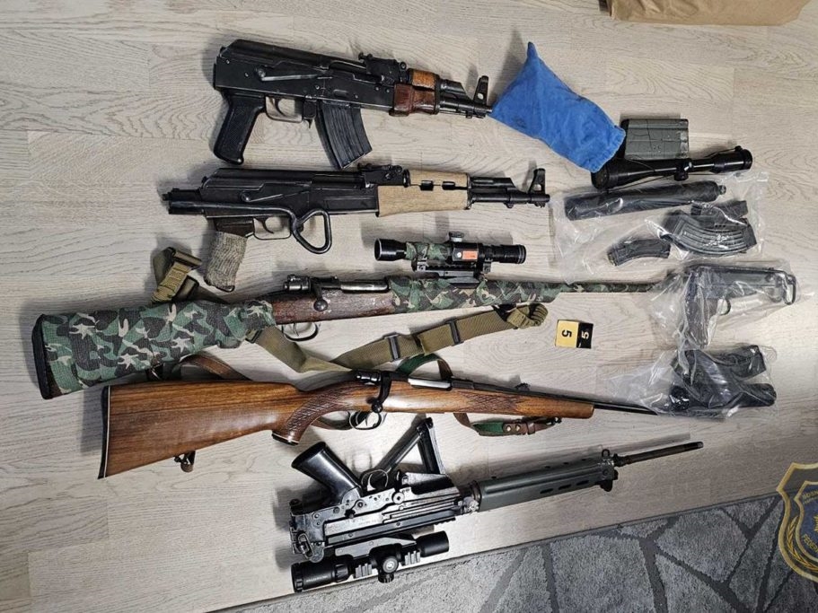 Velika akcija FUP-a u Sarajevu: Zaplijenjeno više od 12 kilograma droge i arsenal oružja