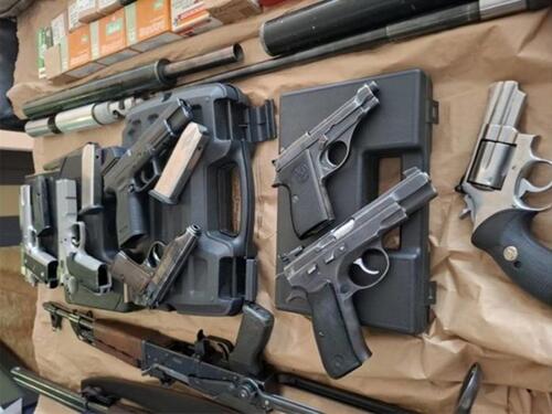 Velika akcija hrvatske policije: Zaplijenjena 41 puška i droga