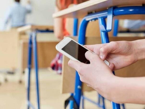 Velika Britanija bi mogla zabraniti mobitele u školama