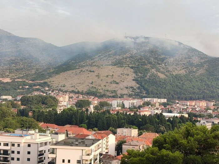 Velika drama kod Trebinja: Požar stigao nadomak naselja, vatrogasci spriječili najgore