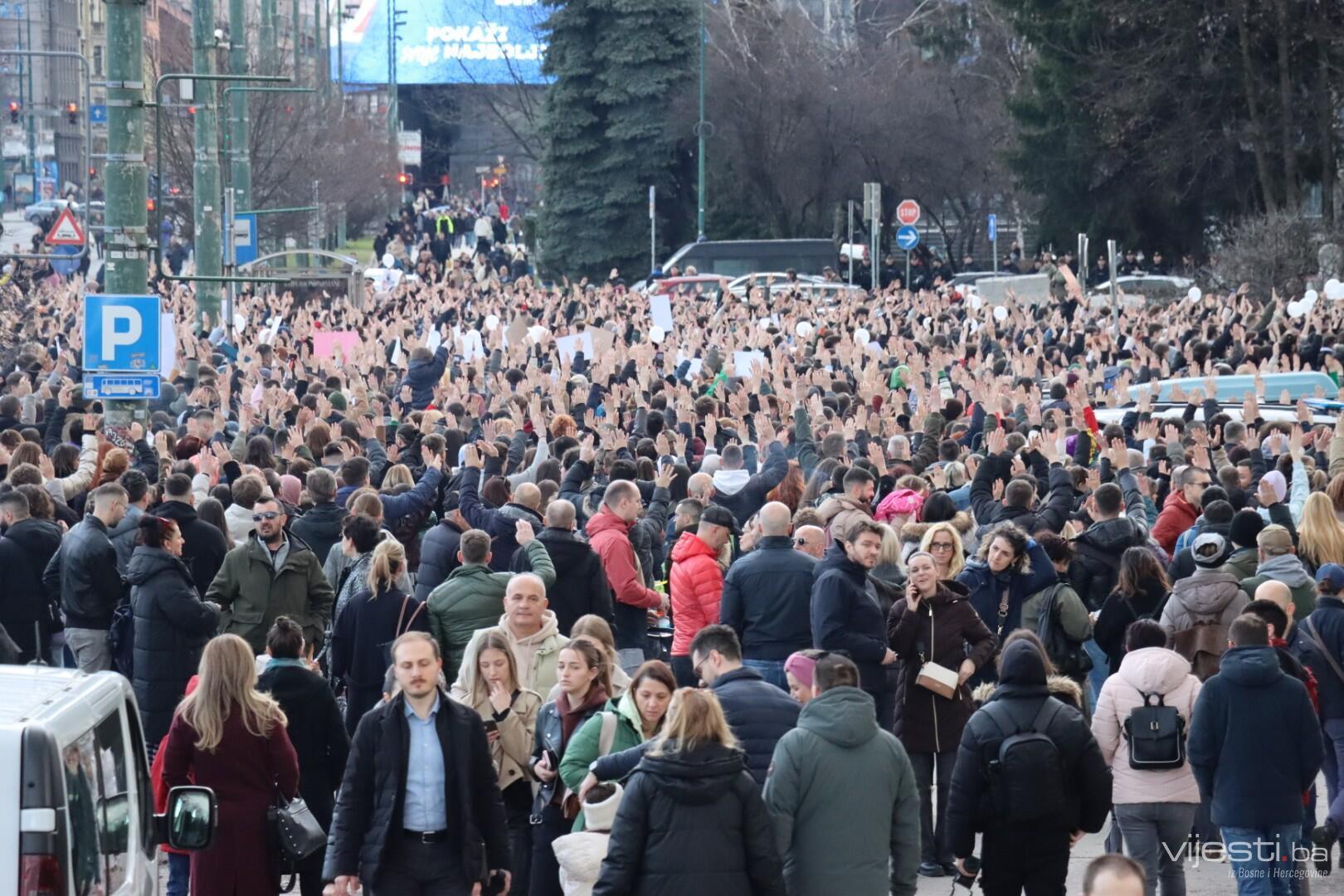 Veliki broj ljudi na protestu: Blokirana glavna ulica u Sarajevu