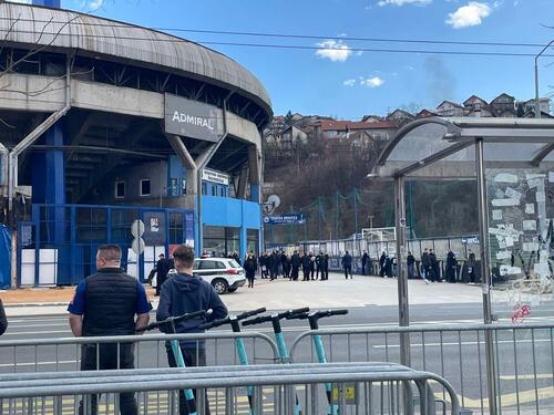 Veliki broj policije ispred stadiona Grbavica