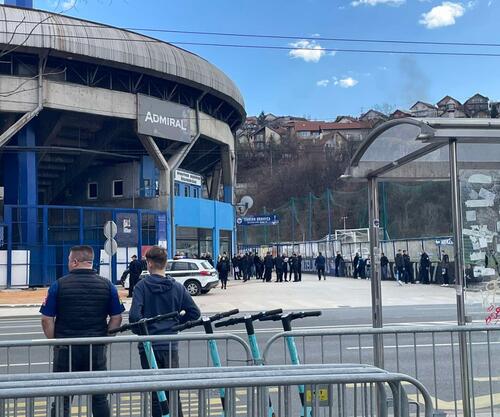 Veliki broj policije ispred stadiona Grbavica