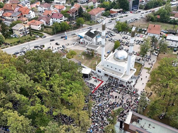 Veliki dan za Srebrenik: Rijeka vjernika na otvoranju Čaršijske džamije