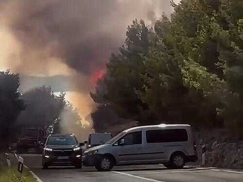 Veliki požar buknuo kod Trogira: Zatvorena cesta, vatrogasci brane objekte