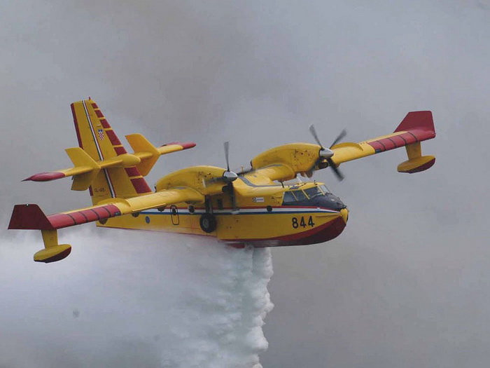 Veliki požar izbio u Zadru: Podignuti kanaderi i Air Tractori