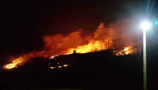 Veliki požar kod Krivaje u Cazinu: Vatrena stihija širi se ka kućama