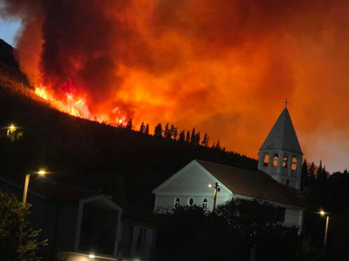 Veliki požar kod Metkovića, vatrogasci brane kuće