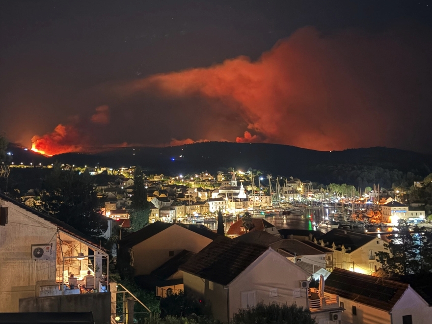 Veliki požar na Braču i dalje aktivan: Bura ponovo rasplamsala vatru
